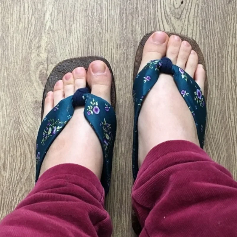 Women's Japanese Style Wooden Geta Sandals Red Floral Satin Thong Flip Flops Cosplay Clog Slippers