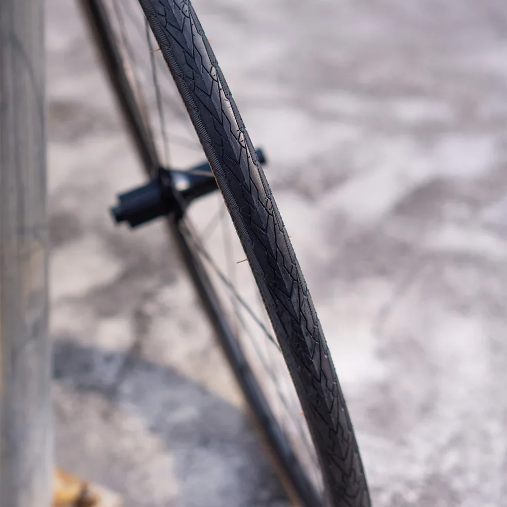 Hochleistungs-Fahrradreifen für Rennräder, langlebig, faltbar, mit 60 TPI pannensicher, für 20 Zoll 700C-Räder, Schwarz/Gelb – Detail 4