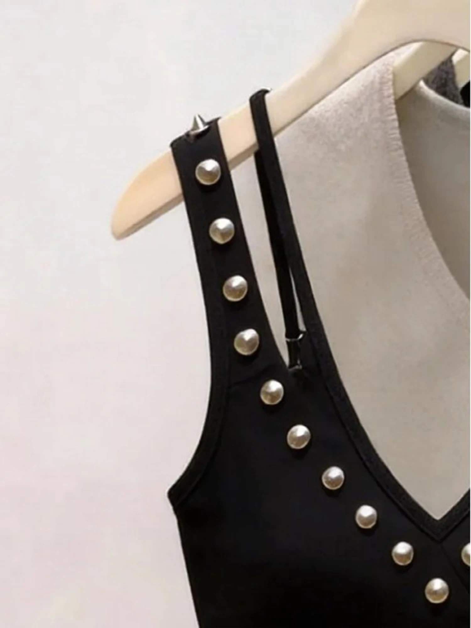 Women Black Gothic Emo V-Neck Crop Top Sleeveless Vest Off Shoulder Corset Top Y2k Gyaru Tank Top 2000s Vintage Clothes Summer