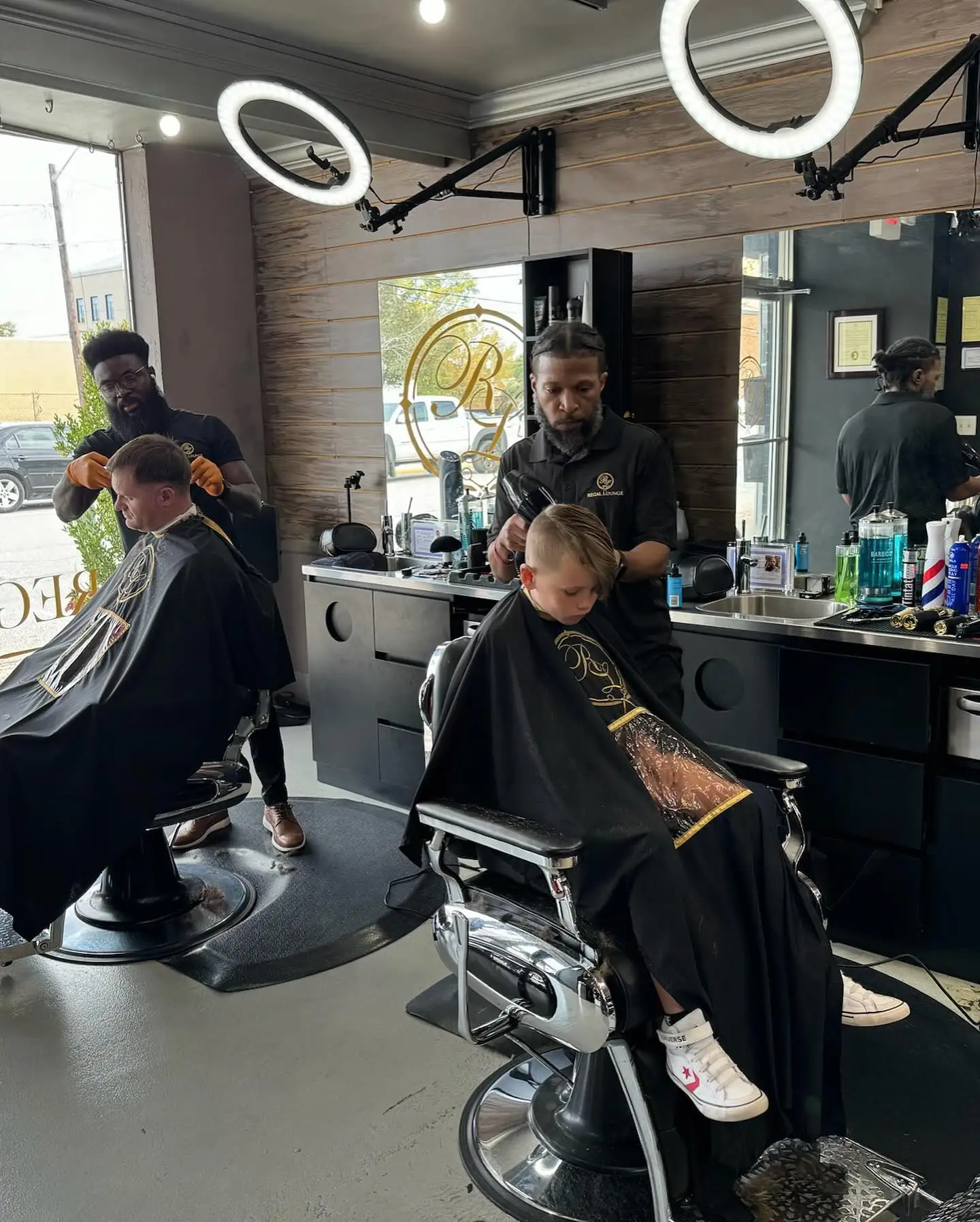 مصباح حلقي مثبت على الحائط مقاس 18 بوصة من Inlightray للتصوير الفوتوغرافي في استوديو صالون الحلاقة مع حامل هاتف عن بعد #2