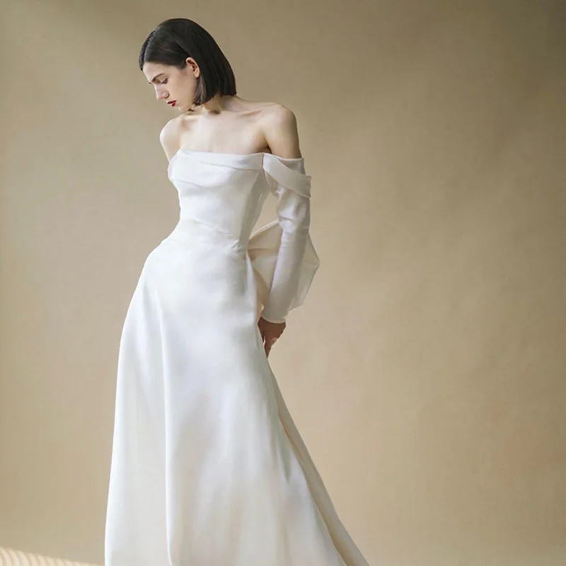 Vestido de novia principal ligero con un hombro de una palabra, novedad de 2025, vestido de novia francés sexy de otoño blanco de manga larga para reunión anual