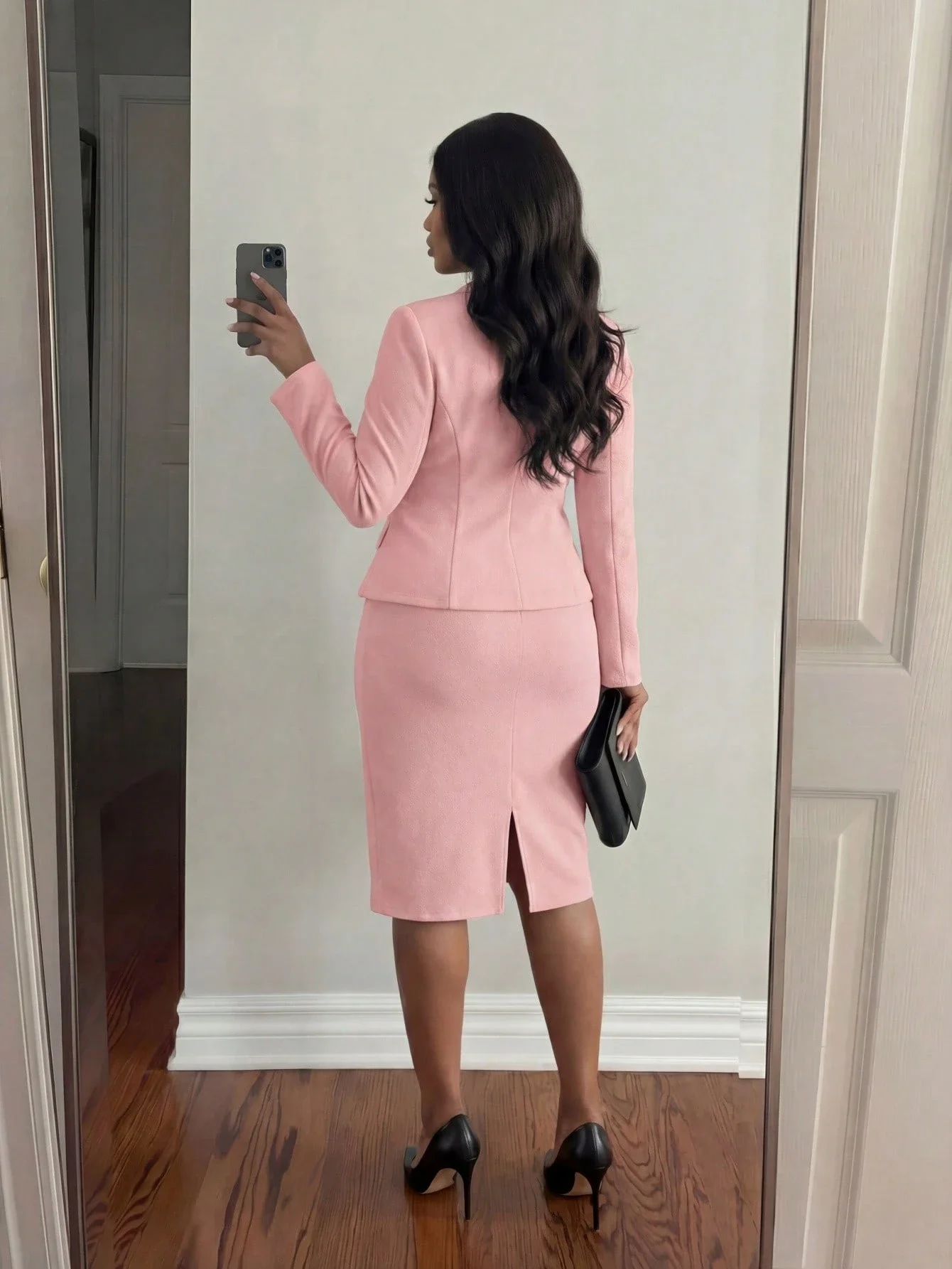 

Розовый костюм-двойка с юбкой для офиса: блейзер и юбка-карандаш в стиле бизнес-кэжуал