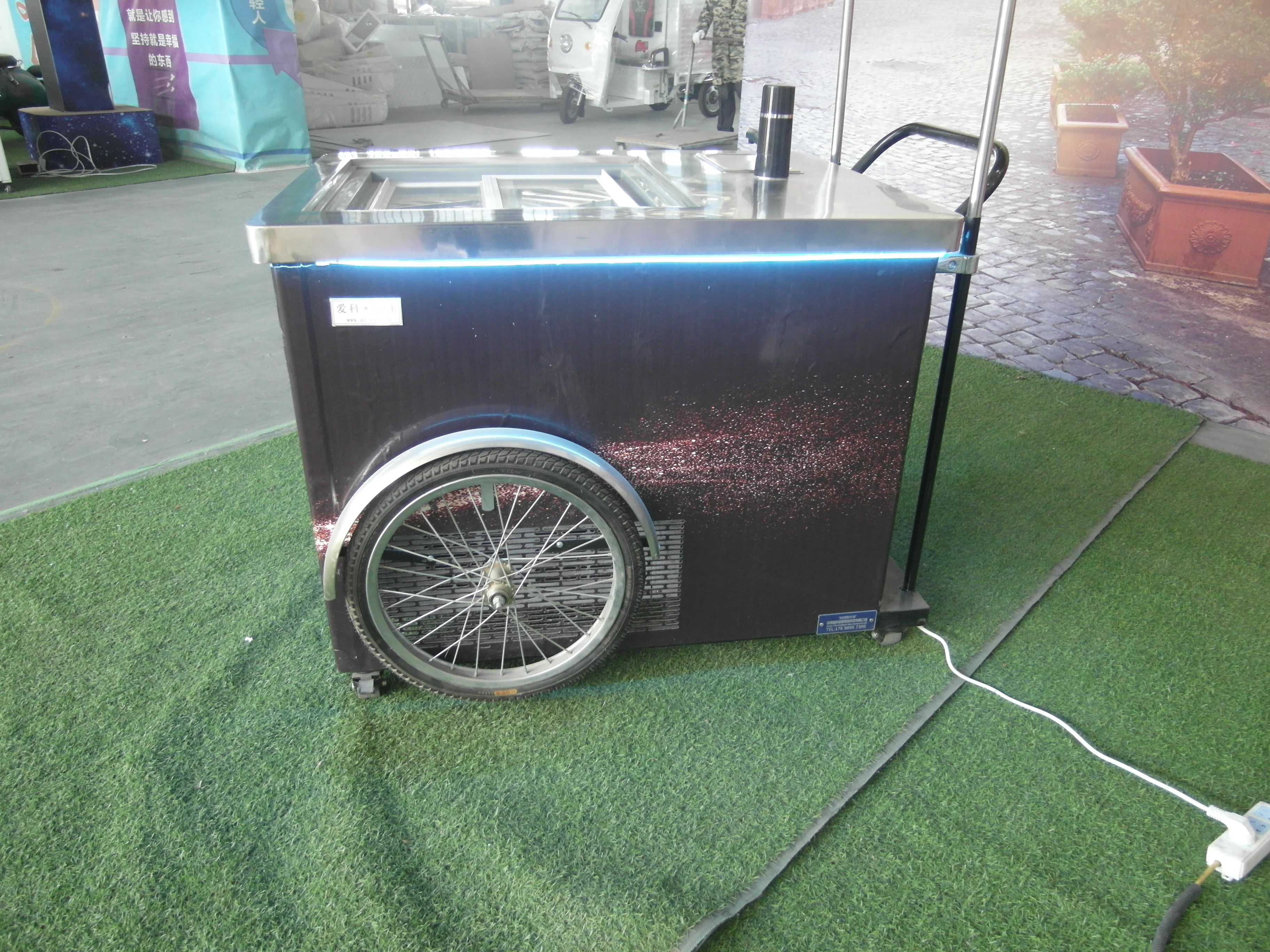 

22 Inch Touch Screen Snack Drink Gift Multimedia Advertising Display Drink and Snack Vending Machine