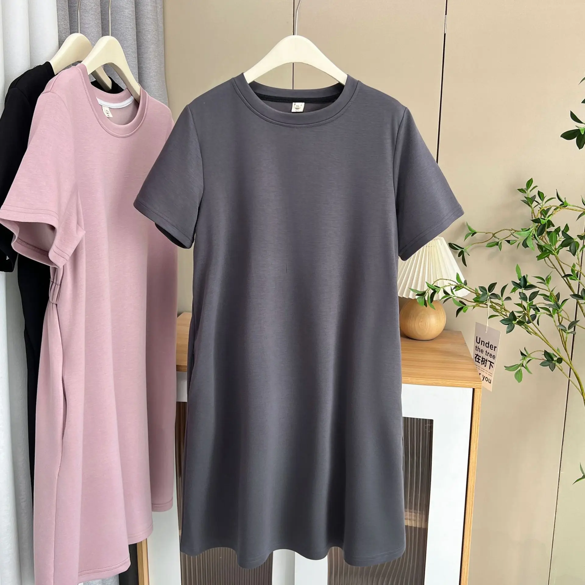 ฤดูร้อนใหม่ผู้หญิงขนาดบวกสวมใส่ 100 กก. เรียบง่ายและลําลองความยาวกลางเอวยางยืดแขนสั้นชุด