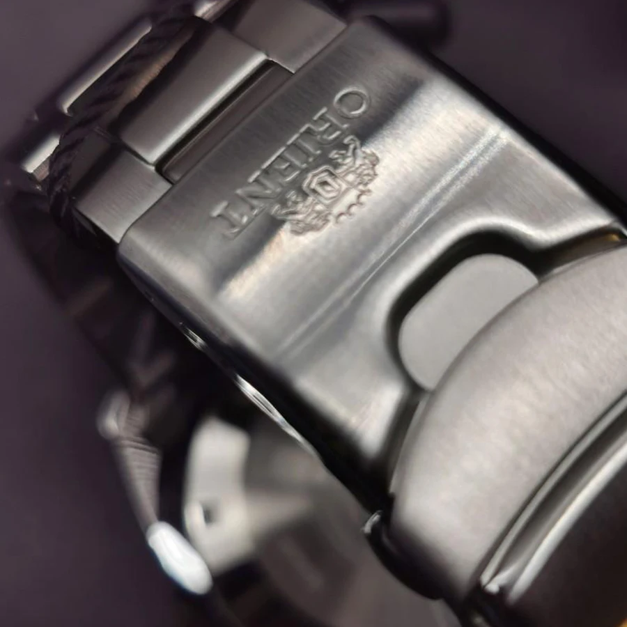 ساعة أورينت ساعة ميكانيكية يابانية من سلسلة الغواصة هي ساعة غوص مقاومة للماء بطول 200 متر مضيئة