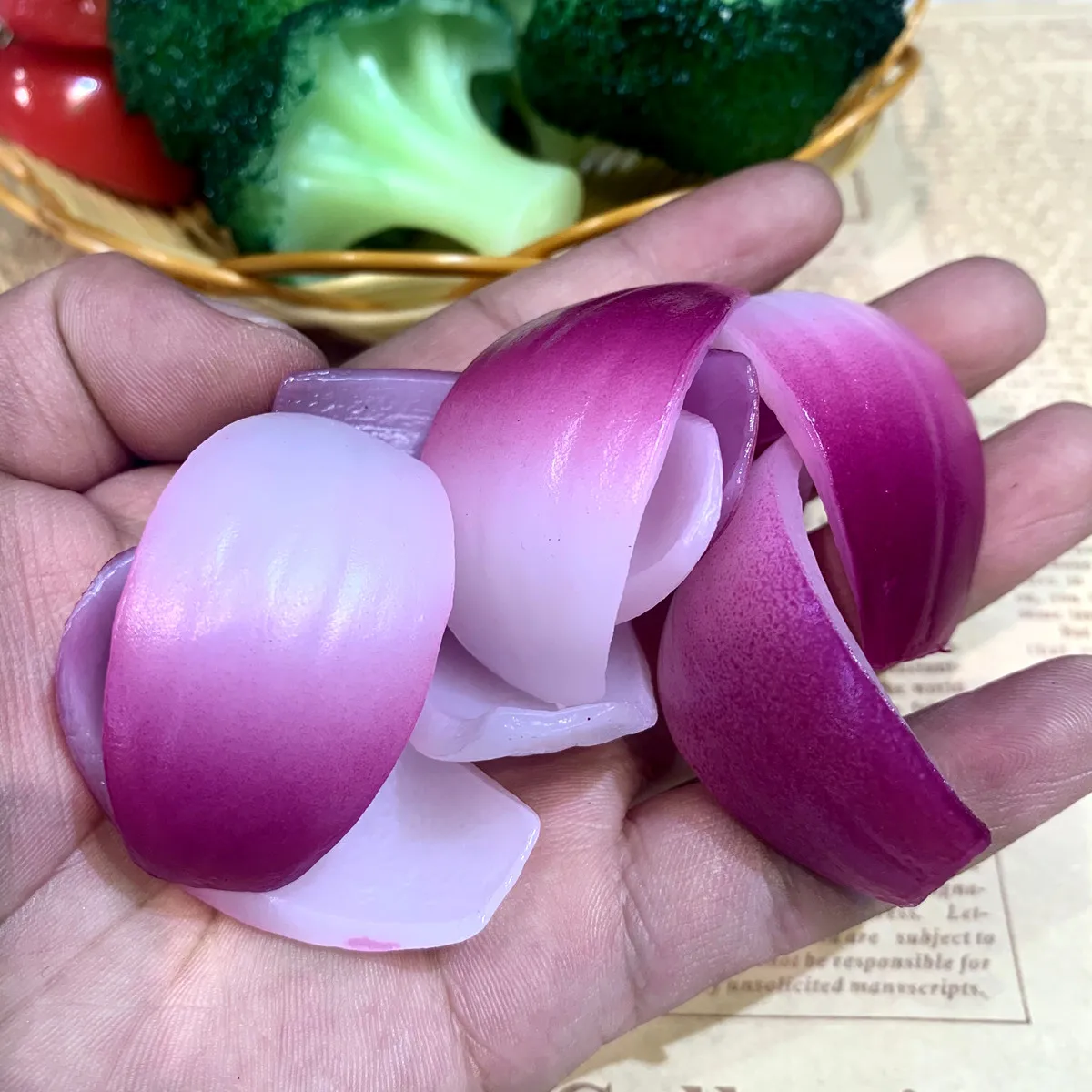 5-teiliges realistisches gefälschtes Gemüsescheiben-Set – PVC-Gurkente, Tomaten, Salat, Zwiebel für Lebensmittelfotografie, Präsentation, DIY-Handwerk – Detail 6