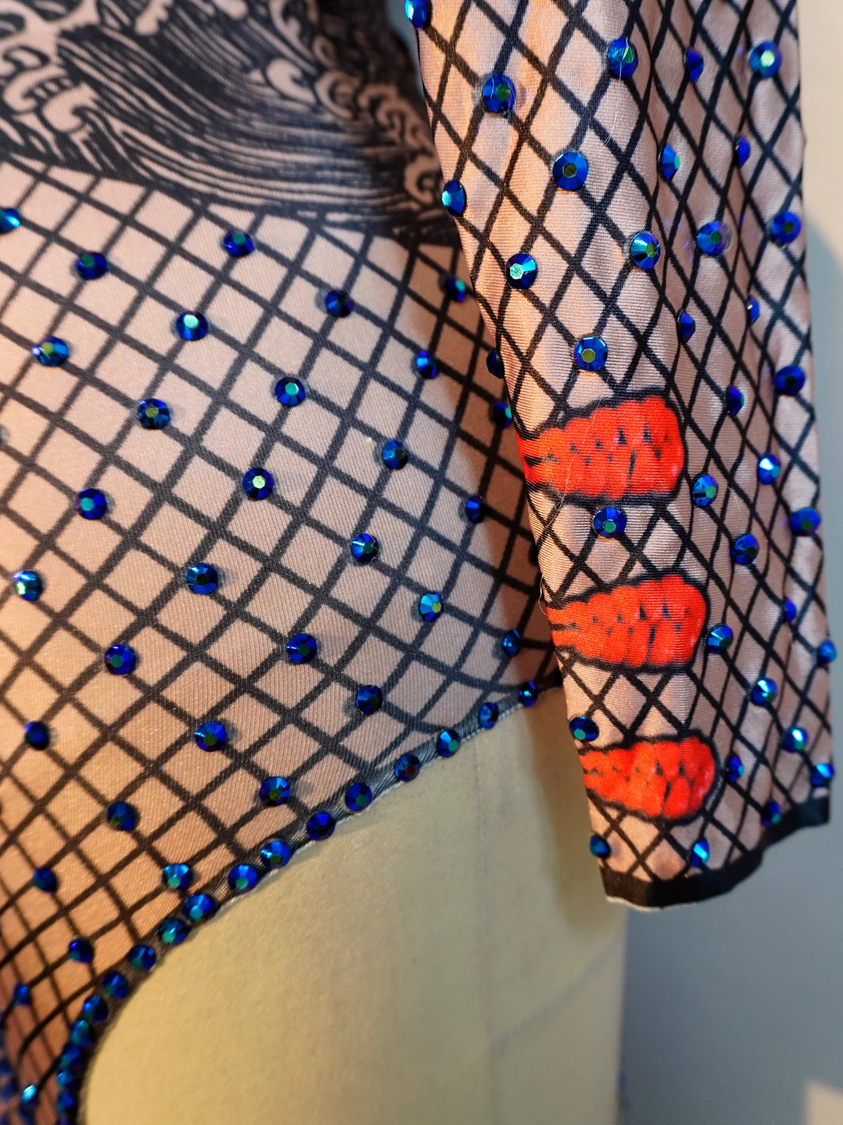 شنغهاي إحياء شيونغسام جديد وصول حجر الراين فستان المرأة الأزهار طباعة طويلة الأكمام عالية الشق المرحلة زي سحب حفلة تنكرية