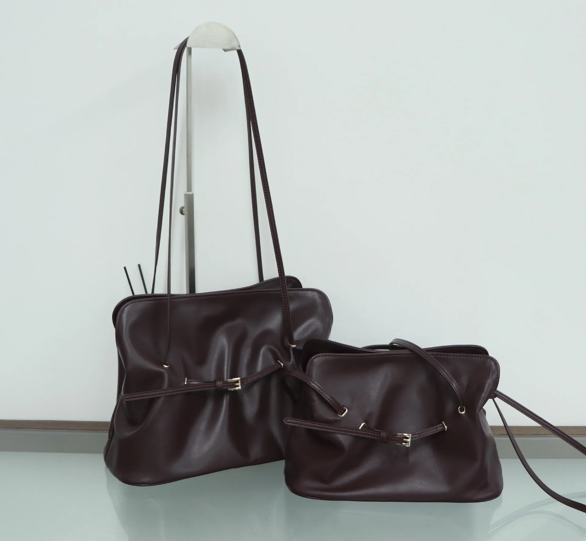 Folded Cloud Large Capacity Loosely Structured Magnetic Clasp Underarm Bag with Soft Goat Leather Texture and Single Shoulder