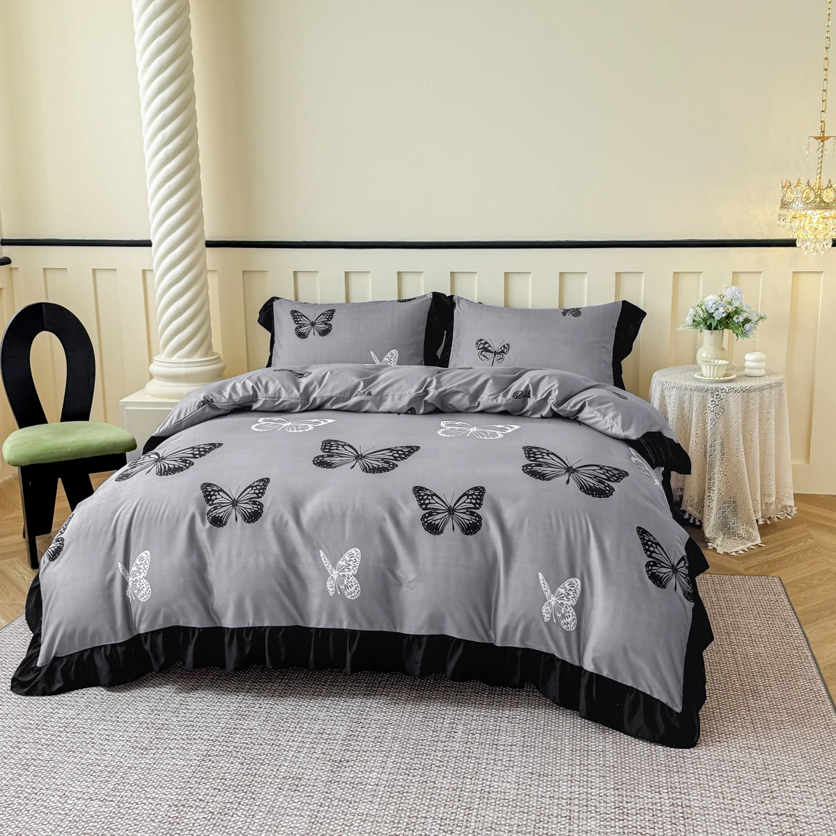 

Комплект из 3 предметов: стильный комплект постельного белья с бабочками - серый с черно-белыми бабочками, черная отделка рюшами, мягкий и комфортный, постельное белье