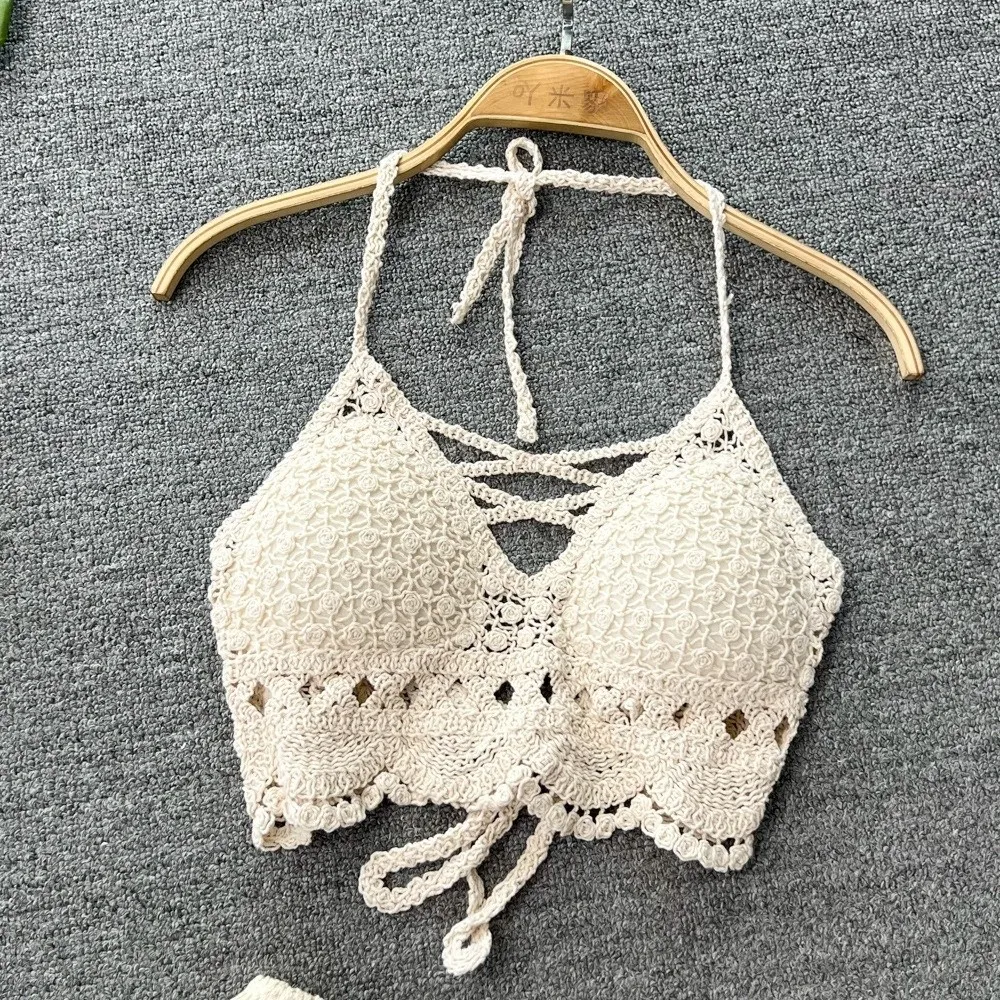 Neues Polyester-Strandoutfit: Hochtailliertes, gestricktes Neckholder-Top mit weitem Bein und kurzer Hose für den Urlaub am Meer – perfekt für Fotoshootings – Detail 11