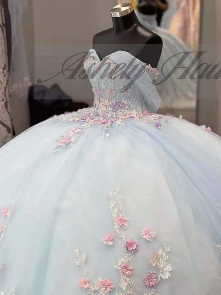 Maßgeschneiderte elegante hellblaue Quinceanera-Kleider für 15- bis 16-jährige Mädchen, Blumenapplikation, bauschiger Rock, Damen-Abschlussball-Partykleid 2025