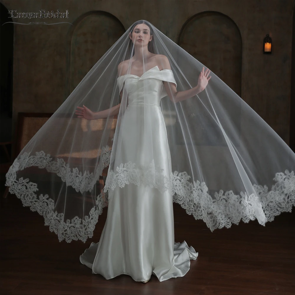

Charming Long Tulle Veils With Lace edge ,300*200cm ,New Fashion Bridal Veils With Comb DV071