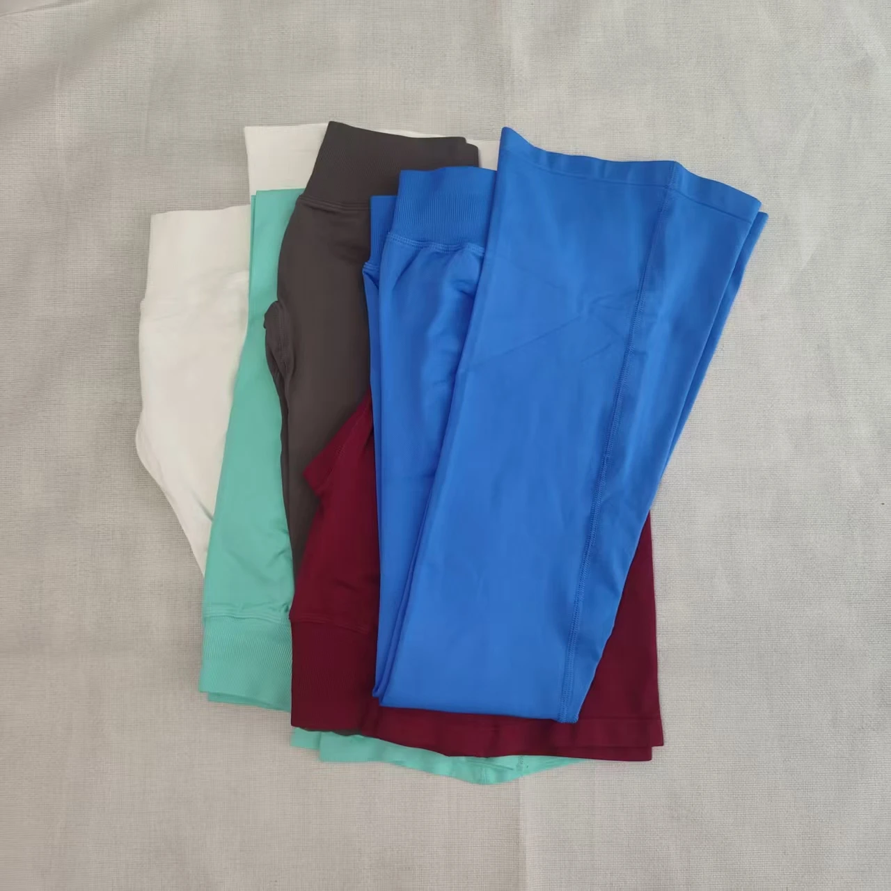 New seamless fitness yoga and casual one-piece style. Tightens the buttocks, high-waisted fashionable sports micro-flared pants