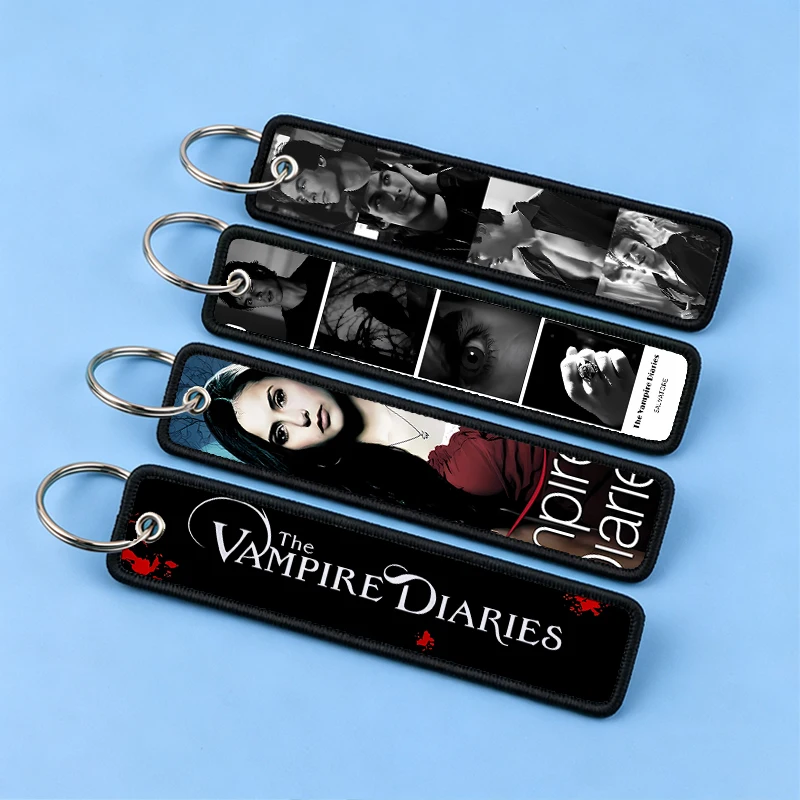 Llavero de The Vampire Diaries, Etiquetas de Llaves de Dibujos Animados, Llavero para Hombres y Mujeres, Porta Llaves de Coche, Accesorios para Mochila Escolar, Regalo de Cumpleaños