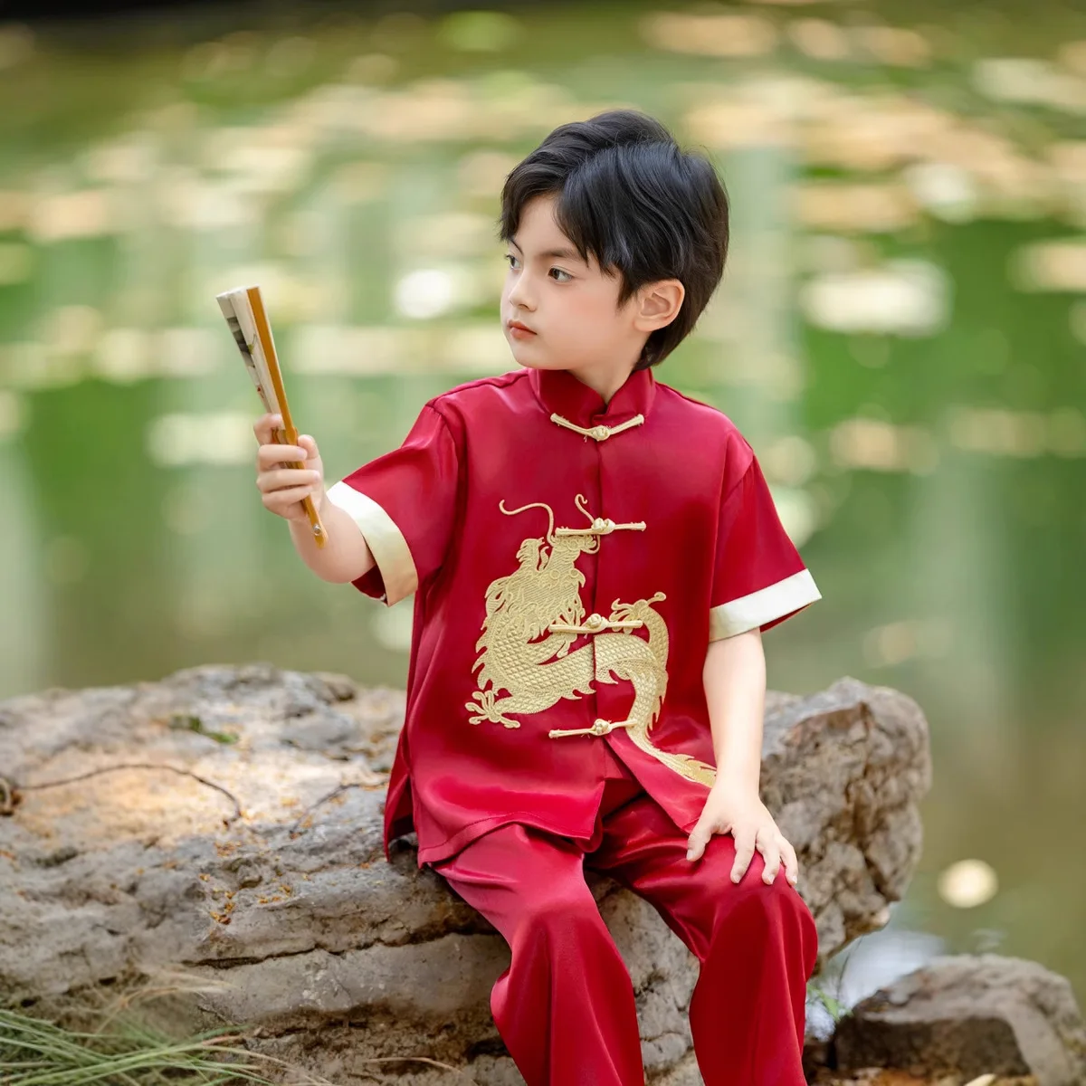 Jungen-Kungfu-Anzug mit Drachen-Stickerei, Sommer, chinesischer Stil, zweiteiliges Set für Kinder, kurzärmeliges Tai-Chi-Outfit, Hemd und Hose.