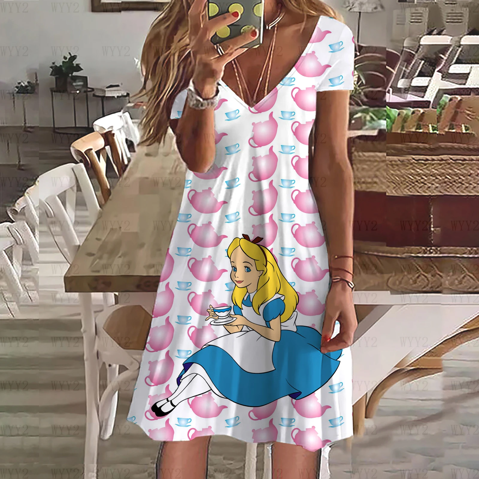 فستان نسائي صيفي فضفاض من قطعة واحدة من Disney Alice in Wonderland مطبوع عليه رسوم كرتونية ورقبة على شكل حرف V مع نمط أنثوي
