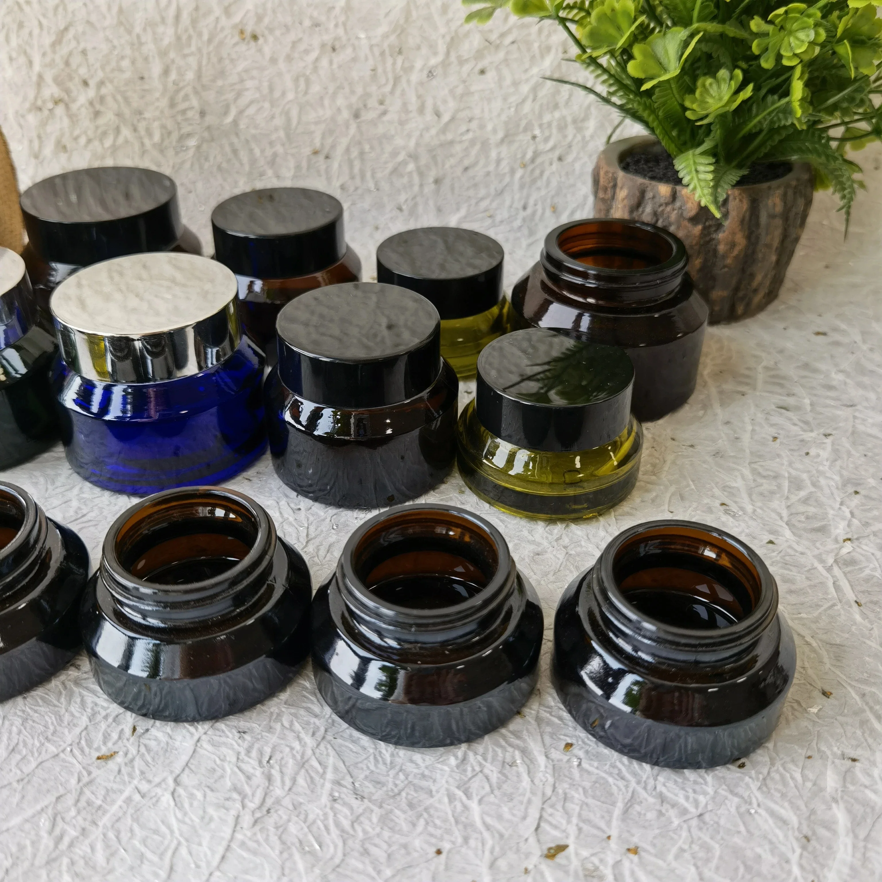 

Clear Refillable Makeup Jar Face Cream Lotion Vials Cosmetic，Glass Jars with Black Lids，Face Cream Small Container Packaging