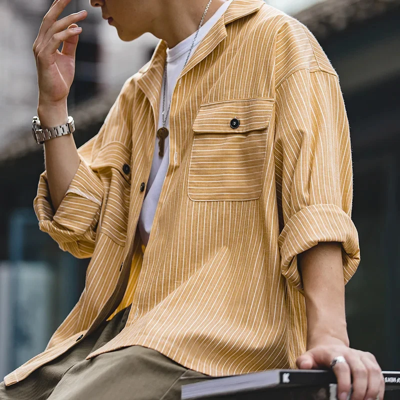 Maden presenta camisa retro para hombre a rayas con cuello cubano y bolsillos. Manga larga y estilo versátil, ideal para primavera y otoño. Perfecta