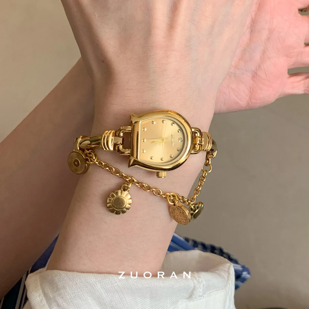 

High-end Selected Watches: Sophisticated Horseshoe-Shaped Double-Layer Quartz Watch for Women; Exquisite Ladies' Wristwatch