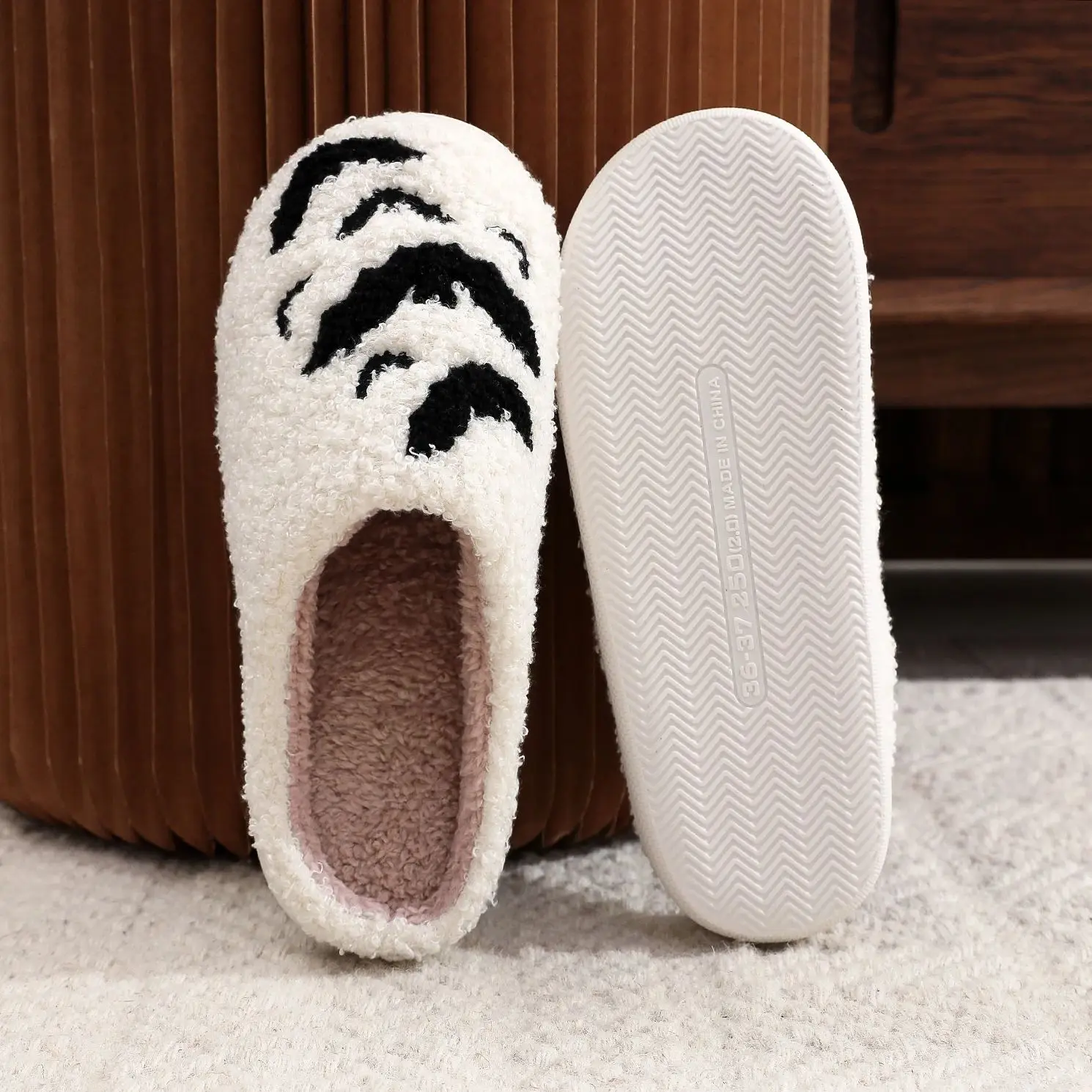 Halloween Bat Pattern Embroidery Stuffed Home Thick-soled Cozy Furry Cotton Slippers Personality Warm Non-slip Indoor Slippers Men Women Can Wear