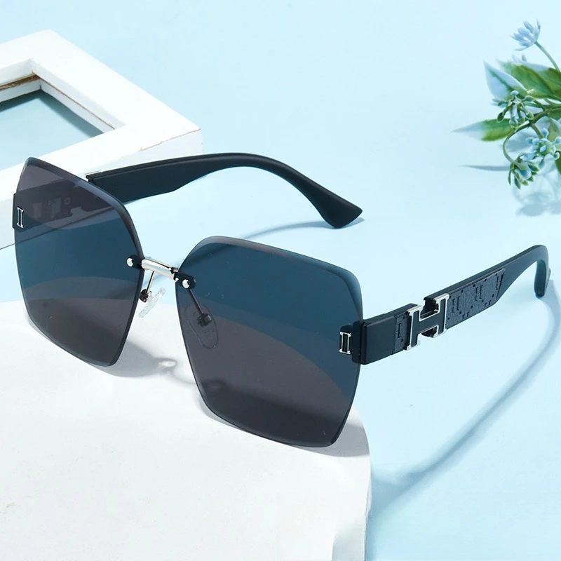 

​​2025 Frameless Oversized Sunglasses Women, UV400 Retro Chic Viral Face Slimming Lightweight​​