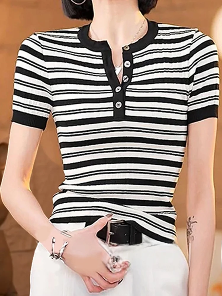 

Летняя женская трикотажная рубашка с коротким рукавом, контрастными полосками, на пуговицах, приталенного кроя, базовая модель