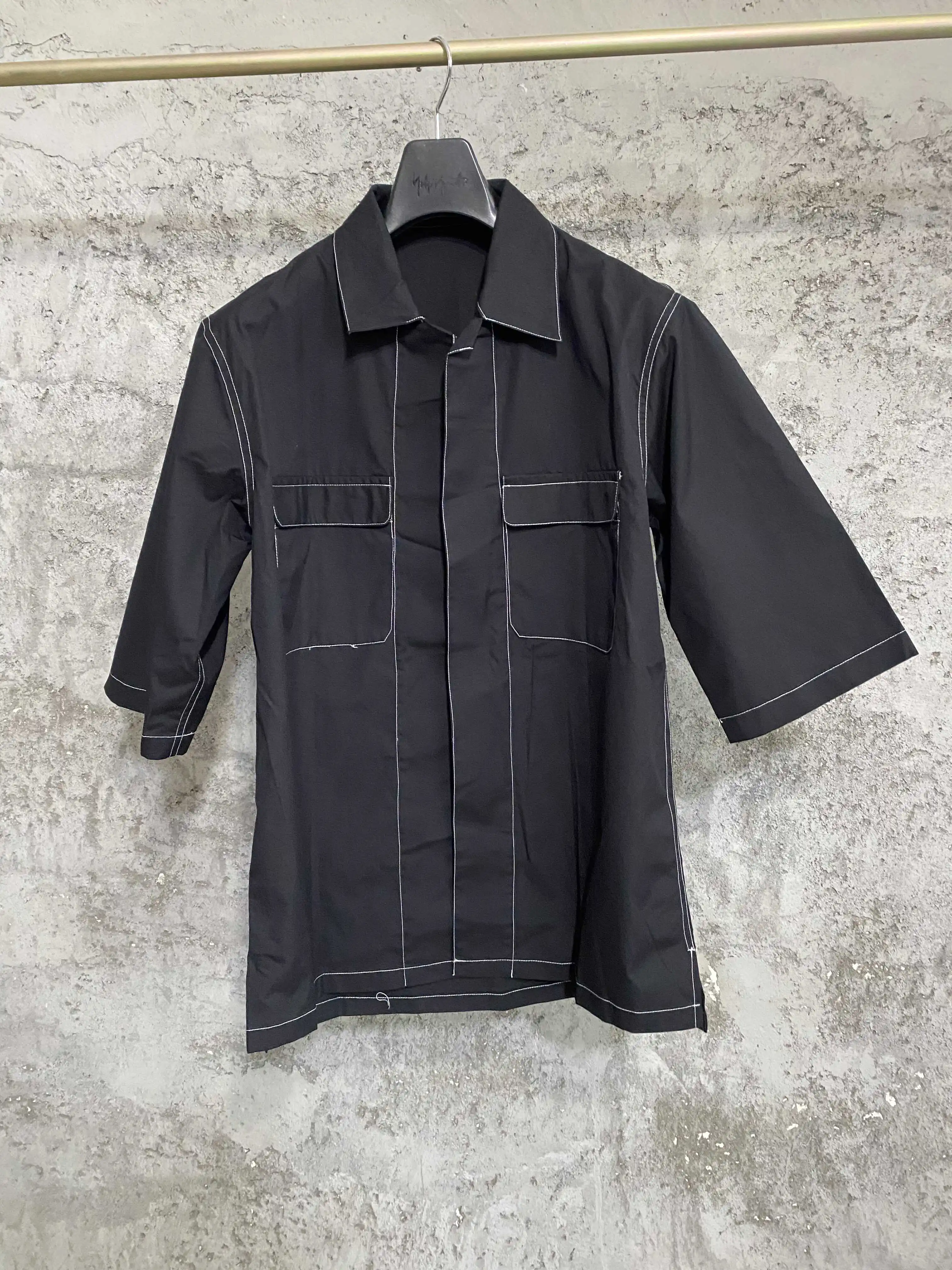 The pure cotton and linen blend has a loose-fitting short-sleeved shirt with clear stitching compared to the workwear