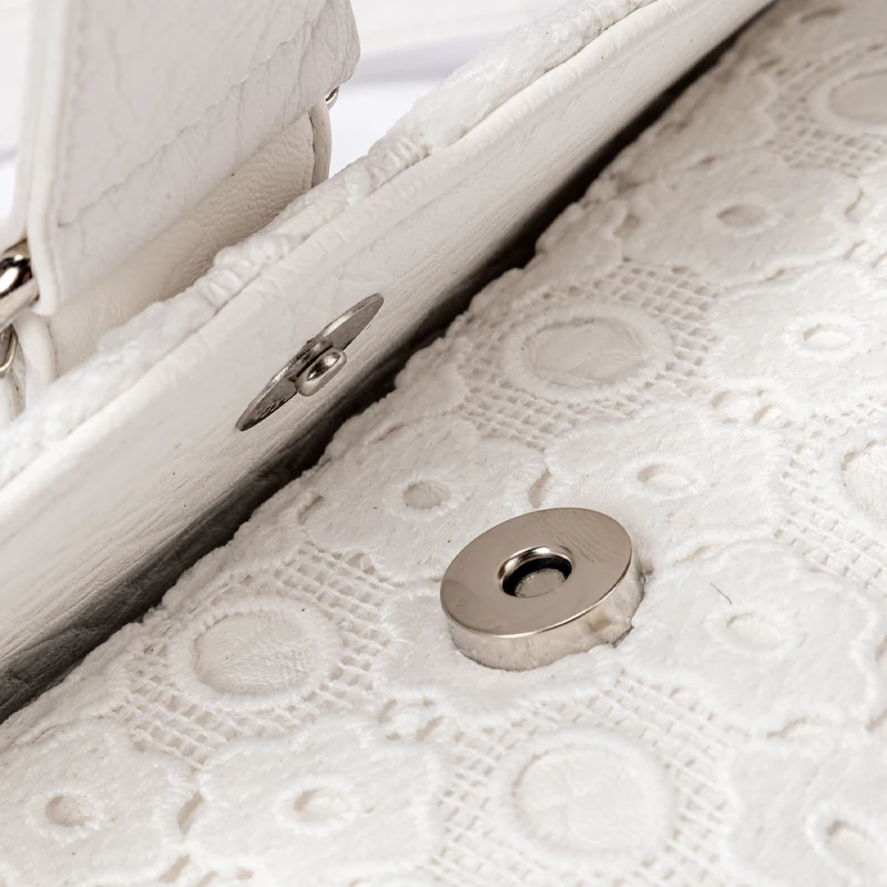 Bolsa assimétrica de renda floral de ombro único para senhora com tachas atraentes – Uma bolsa estilo rua com alça nas axilas