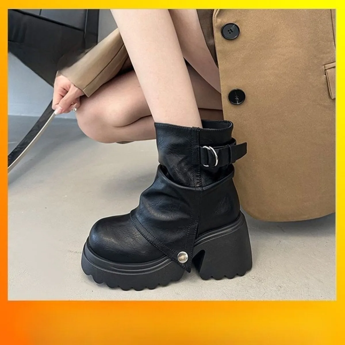 2026 Neue gefaltete runde Spitze, dicker Absatz, britischer Stil, Frühling/Herbst, modische Plateau-Stiefeletten mit klobigem Absatz