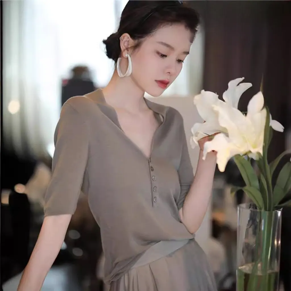 

Women's French V-neck Worsted Wool Knitted Short-Sleeved T-shirt Elegant Thin Half-Sleeve Outer Wear Solid Color All-Match Top