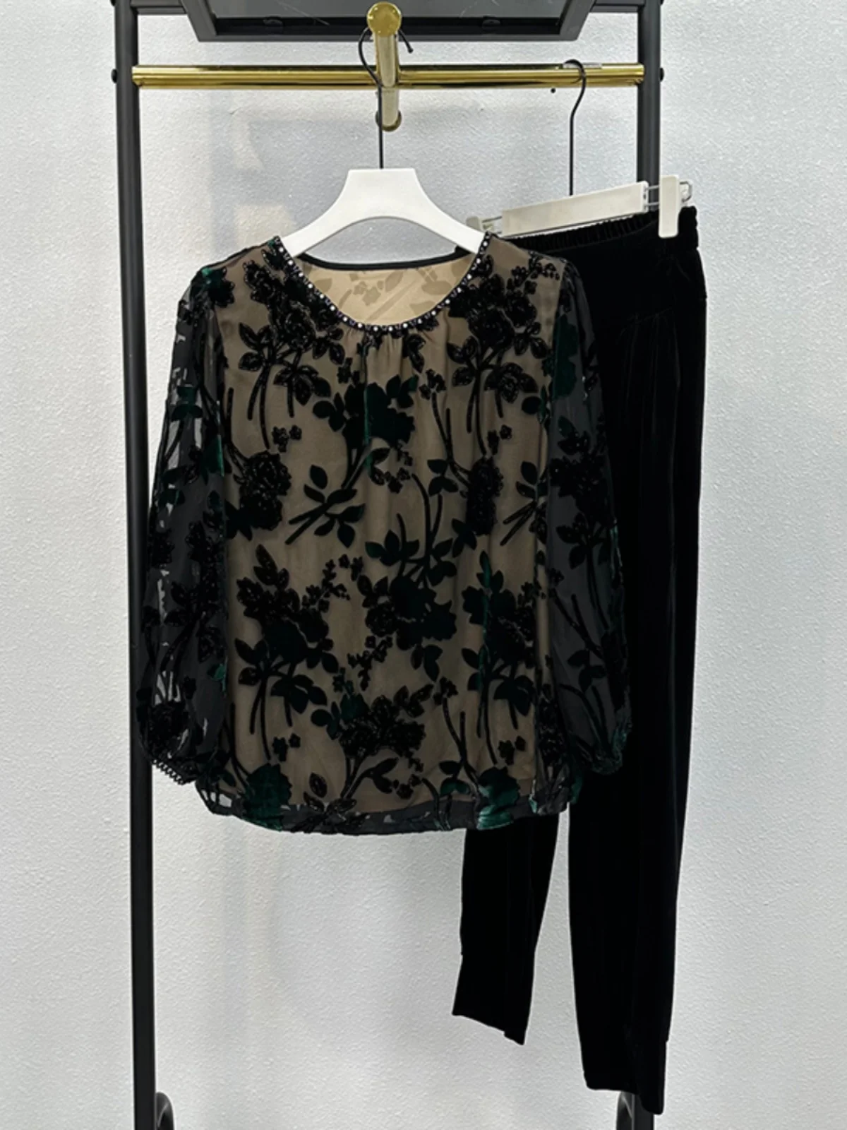 

Модная женская футболка из шелкового бархата, весенняя новинка, высококачественная, в стиле ретро, с выжженным цветочным узором, большие размеры