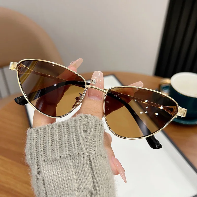 New Fashion Cat Eye Sunglasses for Women Vintage Metal Frame Triangle Decorative Women\'s Sunglasses Sexy Small Cateye Eyeglasses