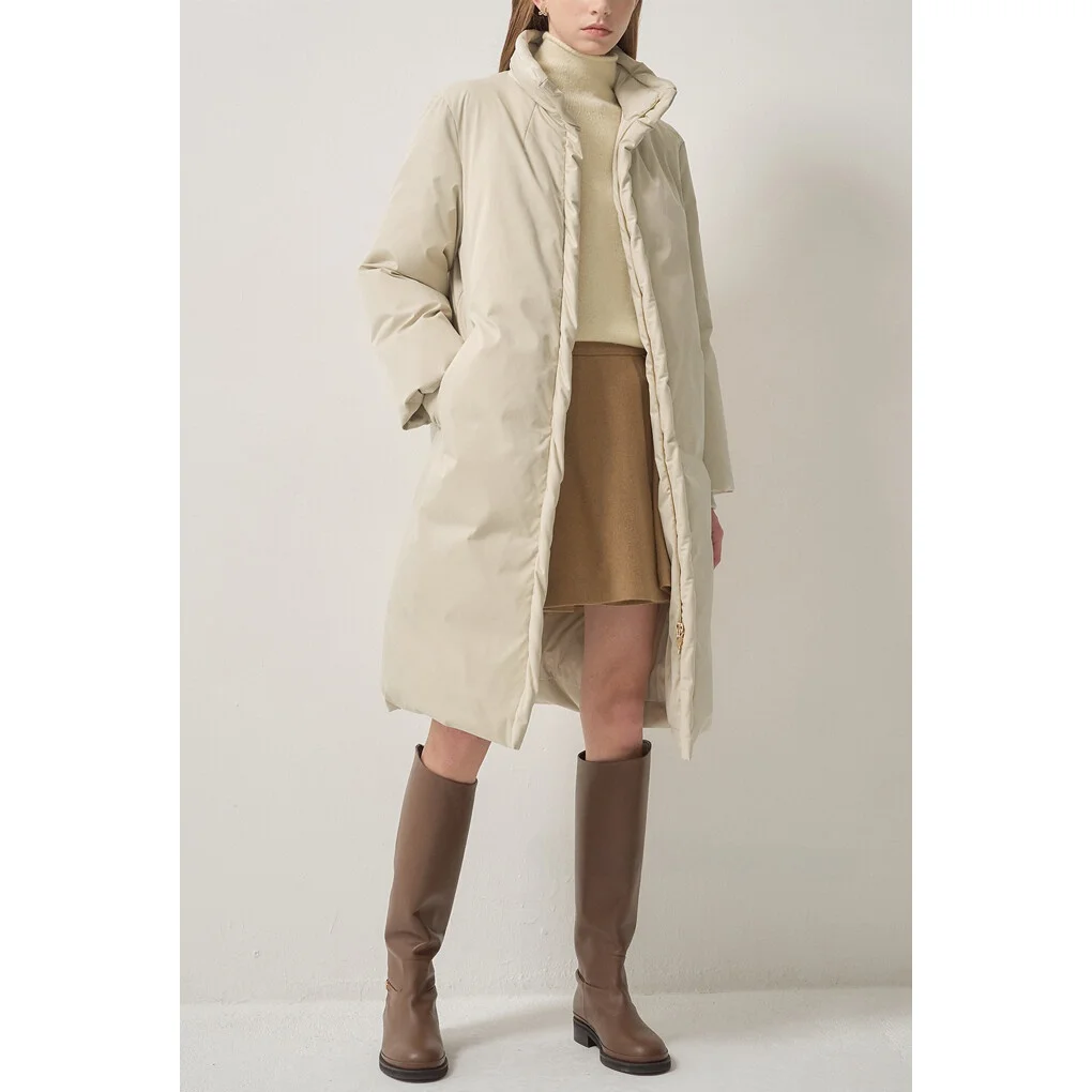 سترة سميكة محشوة بريش الإوز بياقة عالية وأسلوب عملي على الطراز الكوري، تحتوي على 90% ريش، بأكمام طويلة وإغلاق بسحاب، بلون موحد