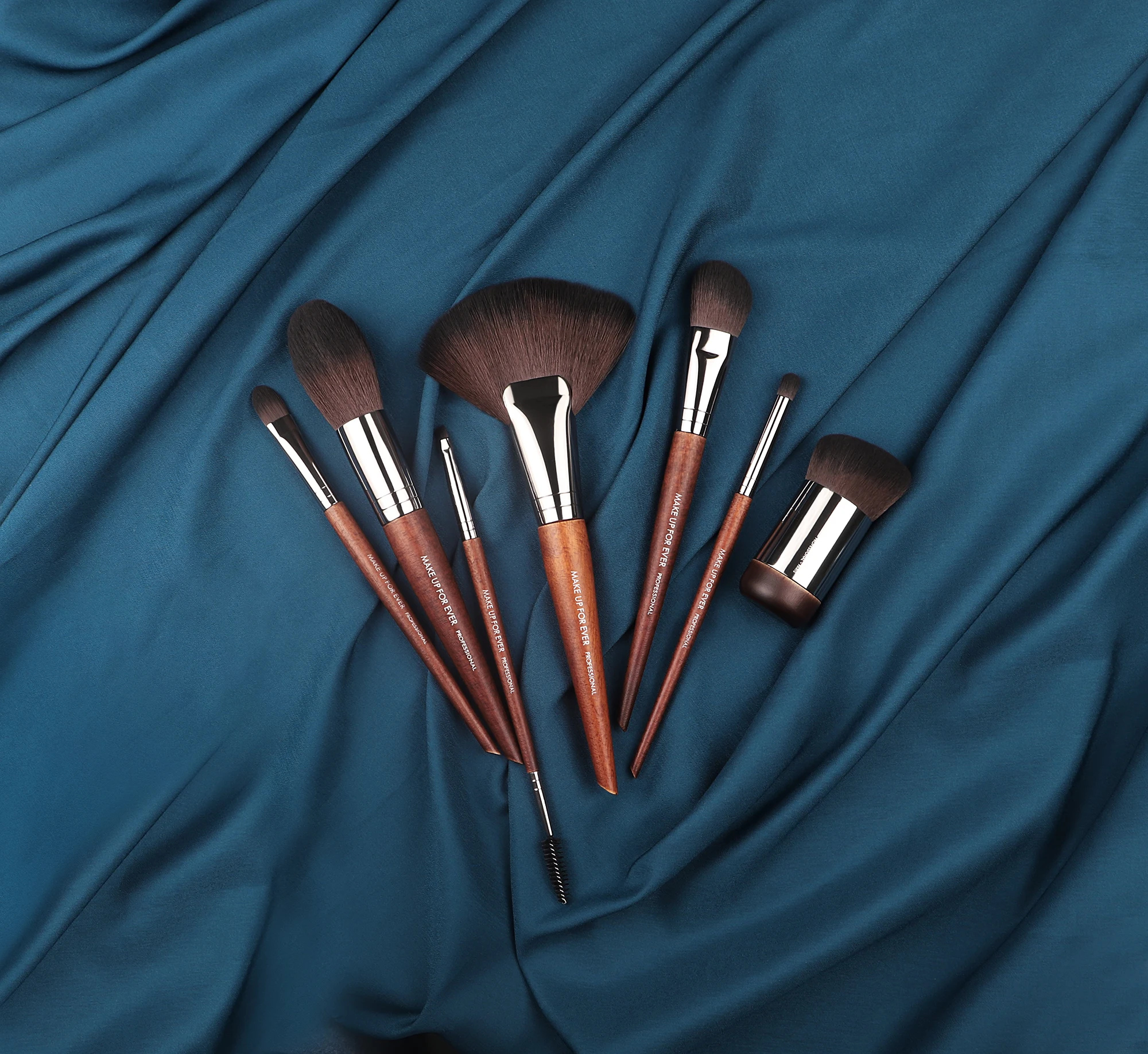 MUF-serie make-upborstel MUF154 Foundation Brush met platte kop Zachte vezelharen Bruin handvat Gladde foundationborstel met platte kop