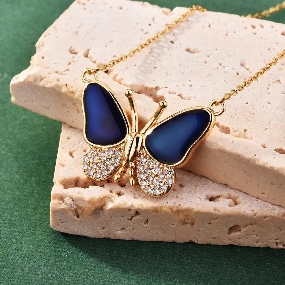 قلادة جذابة مغناطيسية على شكل فراشة ملونة، إحساس التصميم المتخصص، قلادة قديمة، قلادة ملابس عصرية