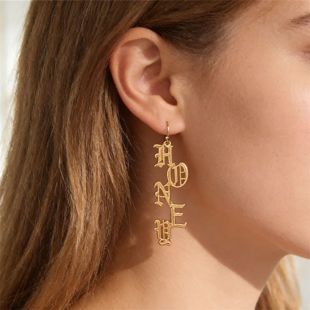 Pendientes colgantes con letras de miel verticales en color dorado, súper únicos, con fuente en inglés, para mujer, joyería vintage antigua