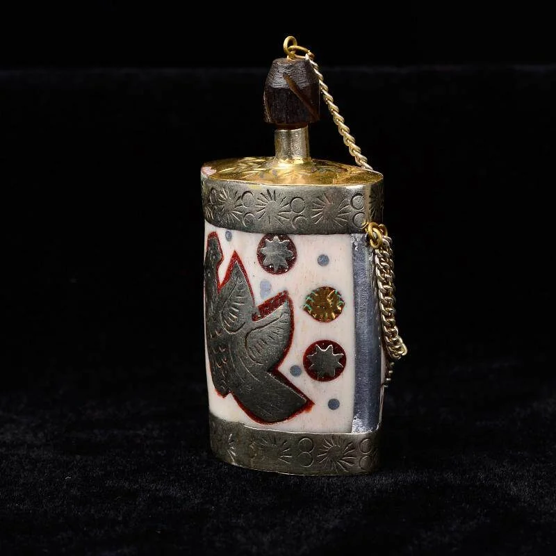 

Антикварная тибетская серебряная табакерка в непальском тибетском стиле, этнический стиль, подвесное украшение, табакерка с инкрустацией из бирюзы.