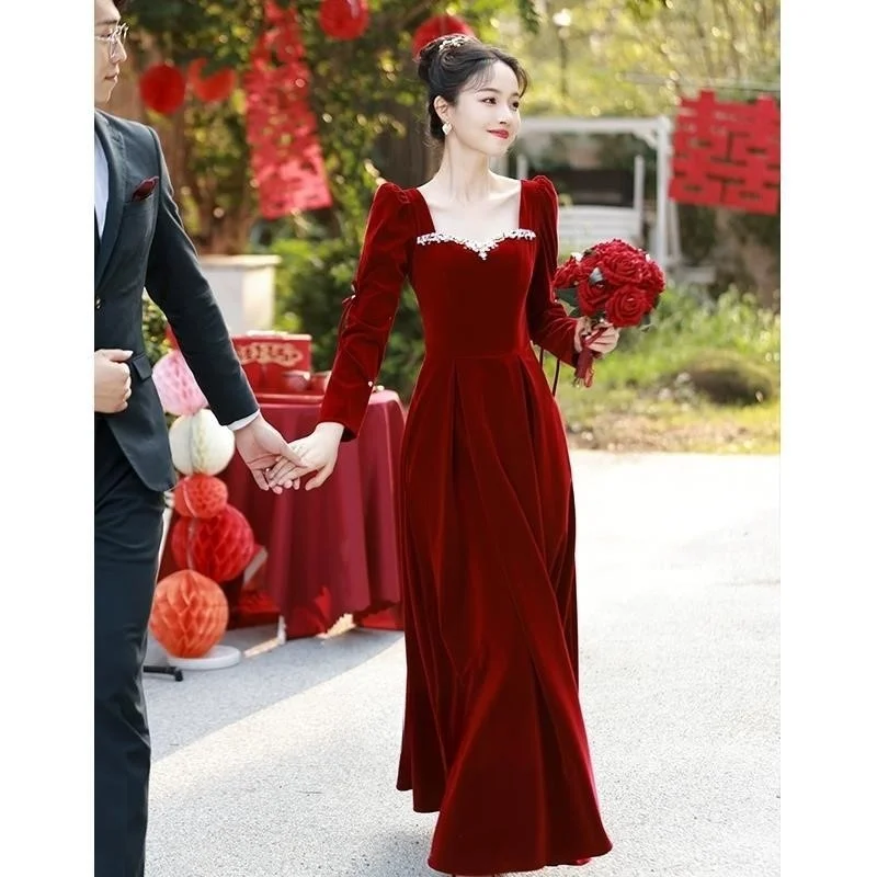 

New long-sleeved banquet square-neck velvet dress for toasting