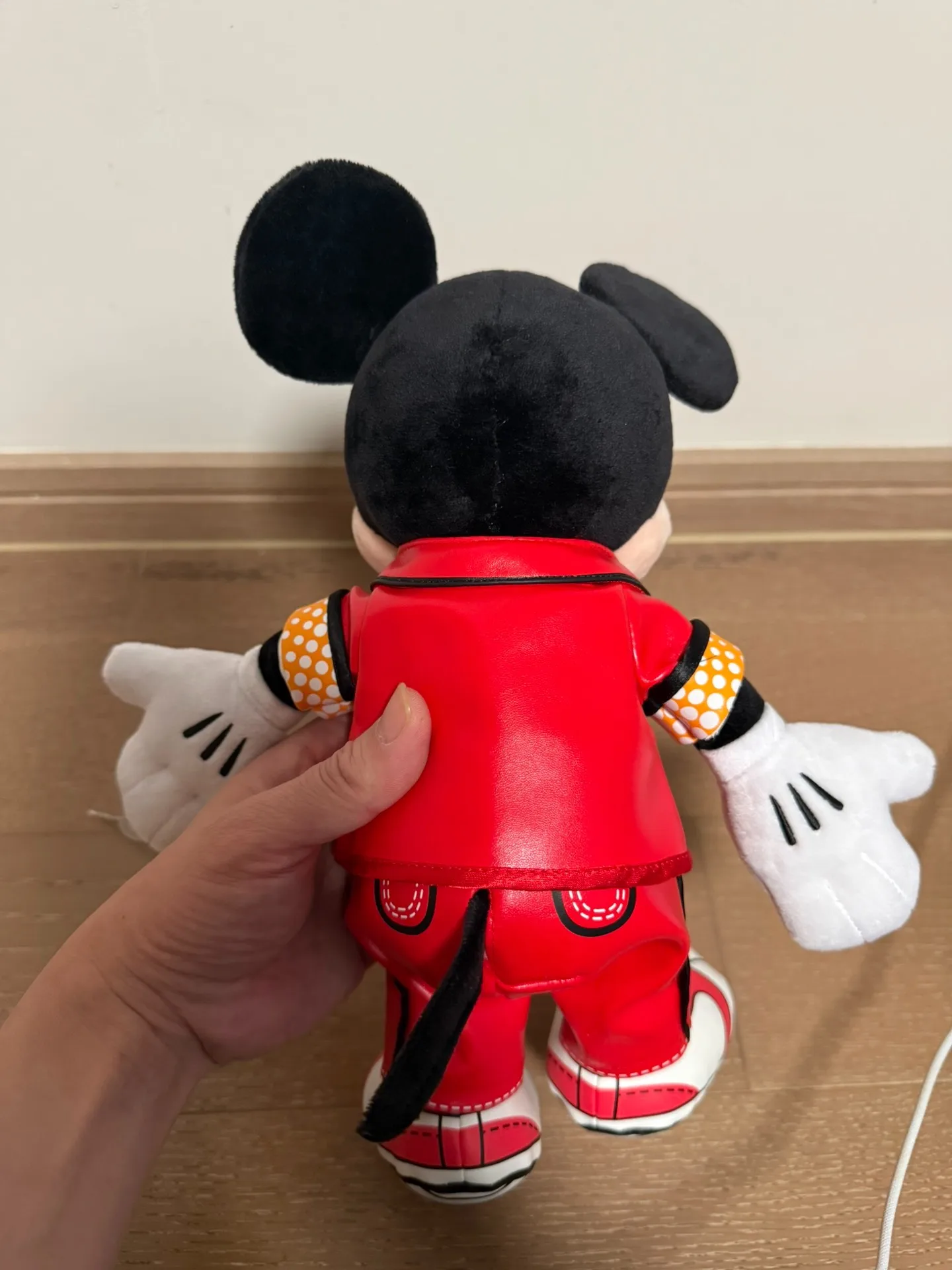 Kolorowe upominki z okazji urodzin Disneya - pluszowe figurki Myszki Miki i Minnie w czerwonych sukienkach - prezent urodzinowy dla dzieci