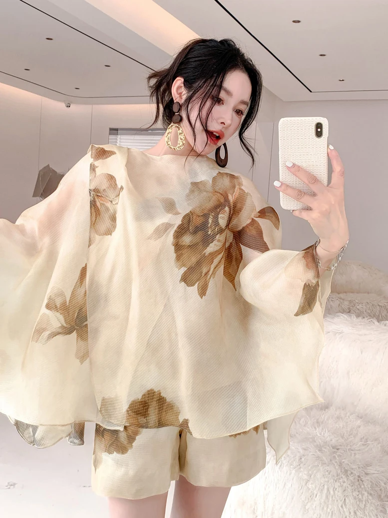 

2025 New Arrival Ladies' Casual Silk Outfits O Neck Cloak Top Fashion Printed Shorts Set
