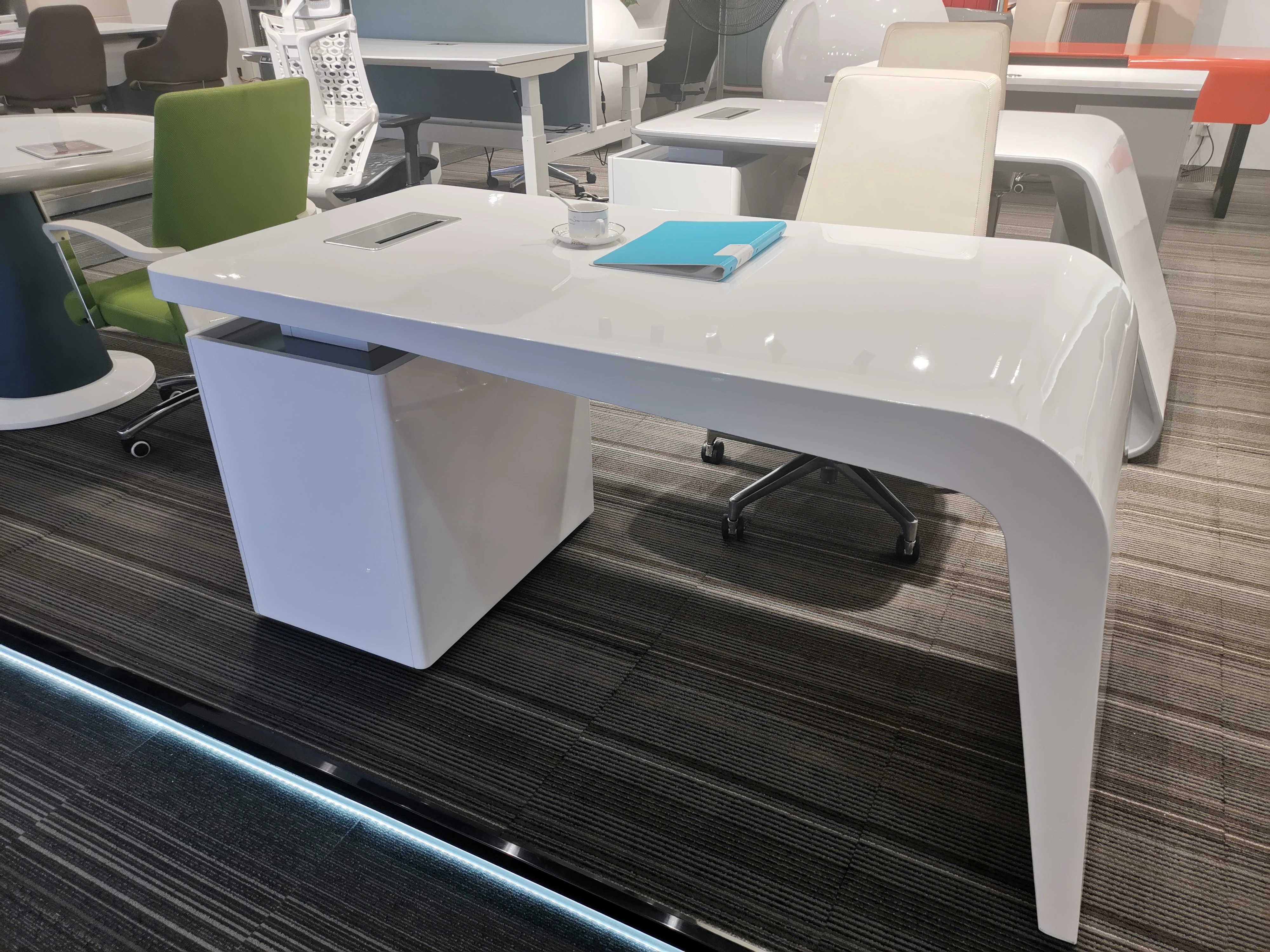 Modern Minimalist White Customizable Home Office Furniture CEO Modular Small Size CEO Office Desk