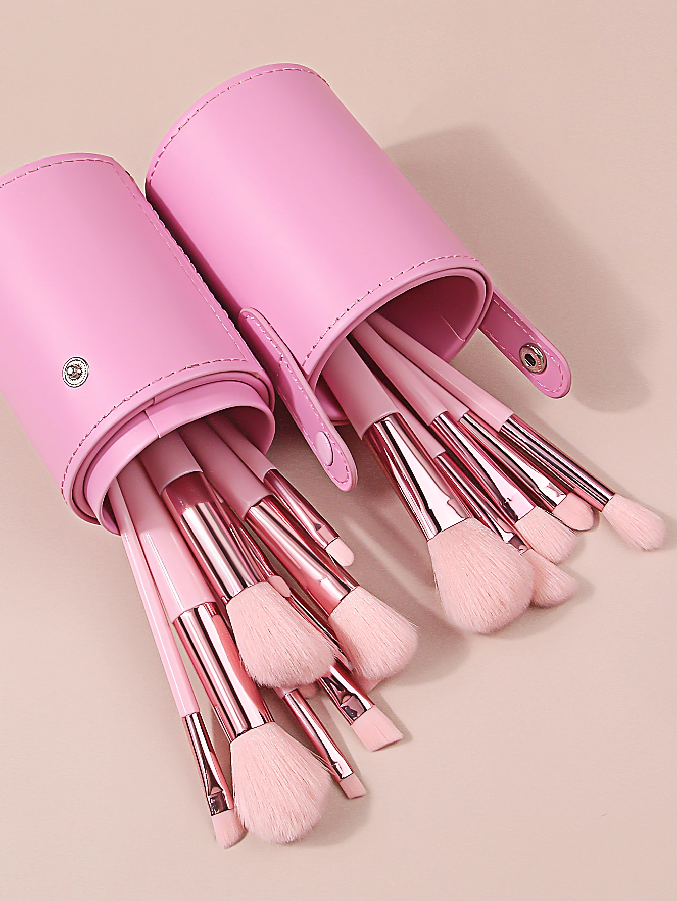 สีชมพู 15 ชิ้นชุดแปรงแต่งหน้าระดับไฮเอนด์นุ่มและปุยชุดแปรงแต่งหน้ามืออาชีพพร้อมถังเก็บกันน้ําสําหรับเดินทาง
