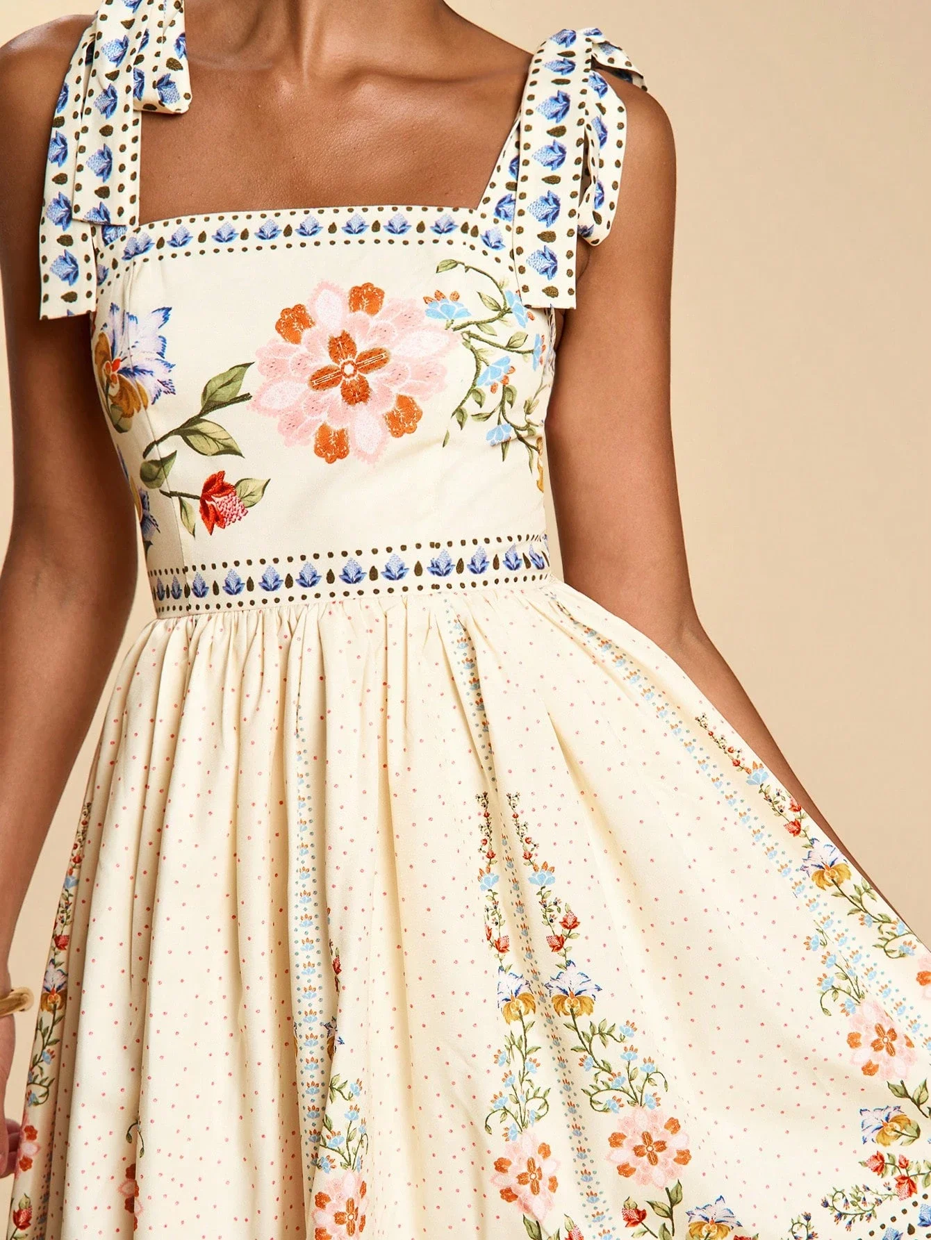 

Женское мини-платье А-силуэта с цветочным принтом, квадратным вырезом, без рукавов и завышенной талией