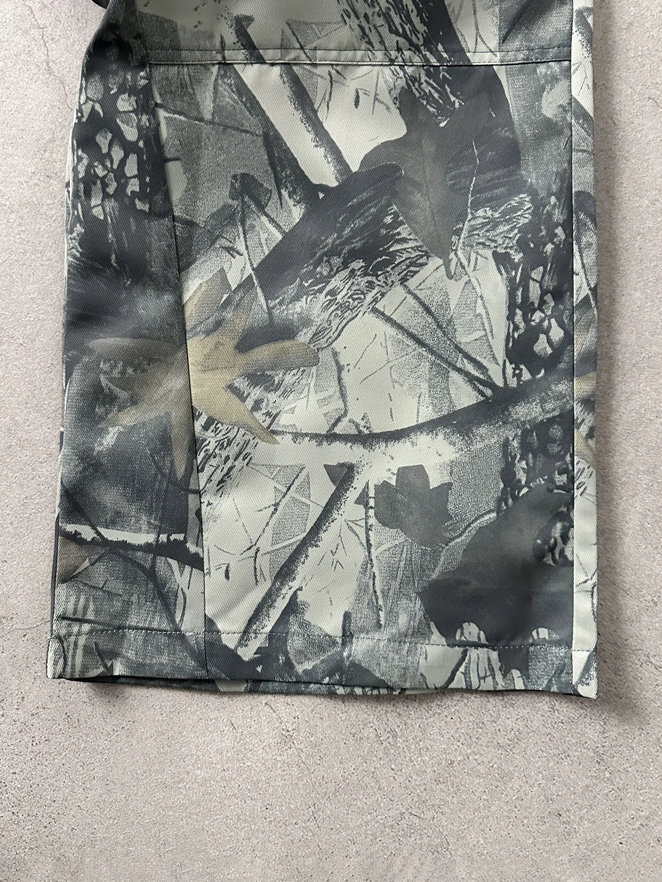 Herren Camouflage Cargo-Hose mit Buchstaben-Print, Weite Beine, Mehrere Taschen, Lässige Streetwear-Hose für Männer – Detail 5