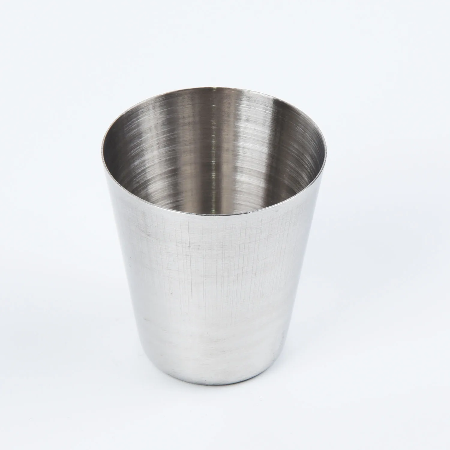 Taza de acero inoxidable elegante y compacta para uso en bar y café, adecuada para diversas bebidas disponibles en 30/70/180/320 ml