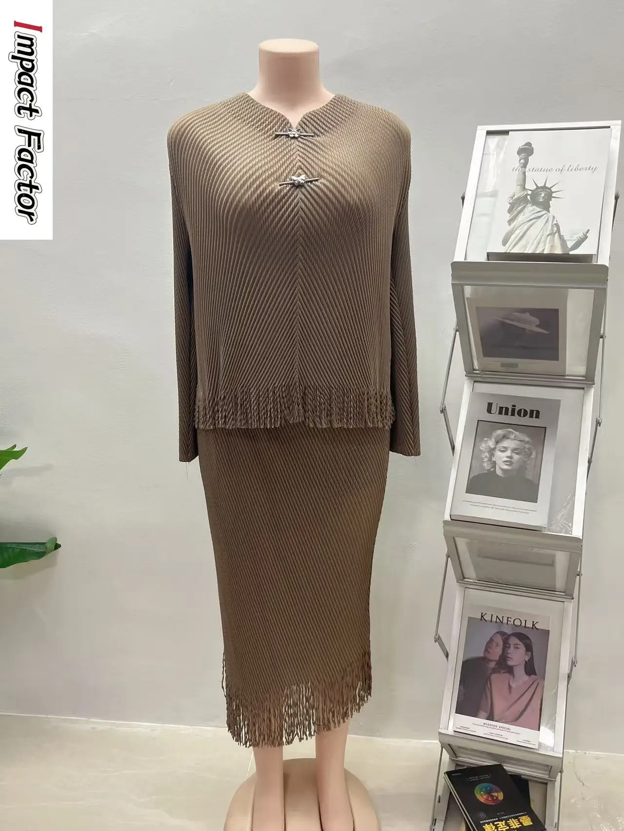 

1972, простой модный костюм Miyake со складками в виде чешуи дракона, женский осенний новый топ с воротником-стойкой, дизайнерская юбка с бахромой, комплект из двух предметов