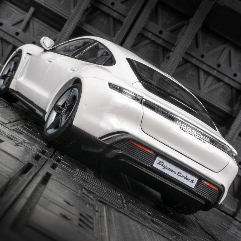 Bburago 1:24 Porsche Taycan Turbo S سبيكة نموذج سيارة خارقة لتزيين السيارة، الأبواب وغطاء المحرك، يمكن فتح صندوق السيارة