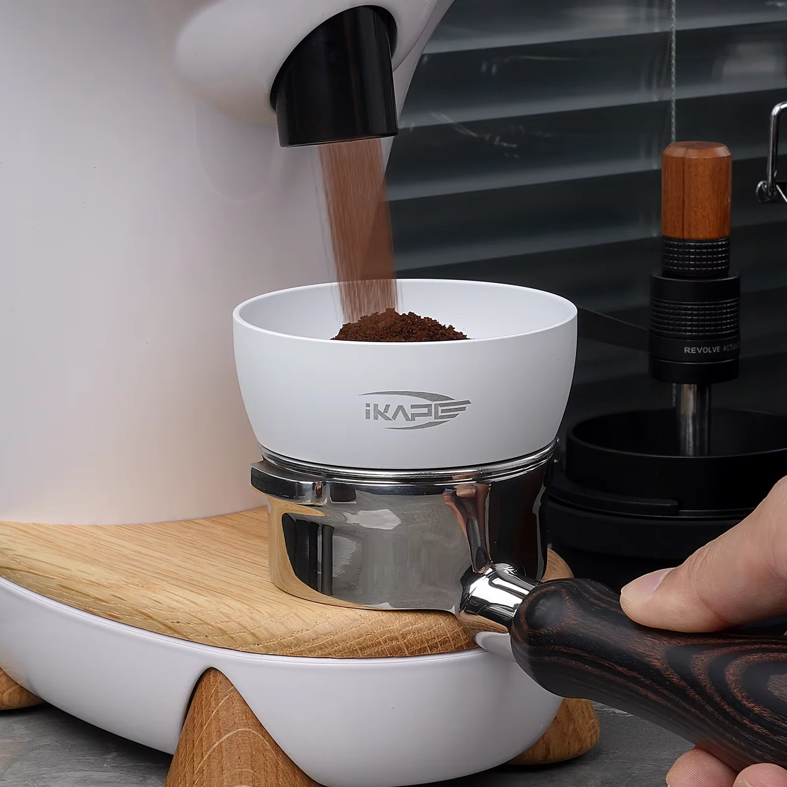 Imbuto Dosatore Magnetico IKAPE per Espresso 51/54/58mm, Forte Magnetismo, Adatto a Portafiltro Universale, Bianco/Nero/Argento