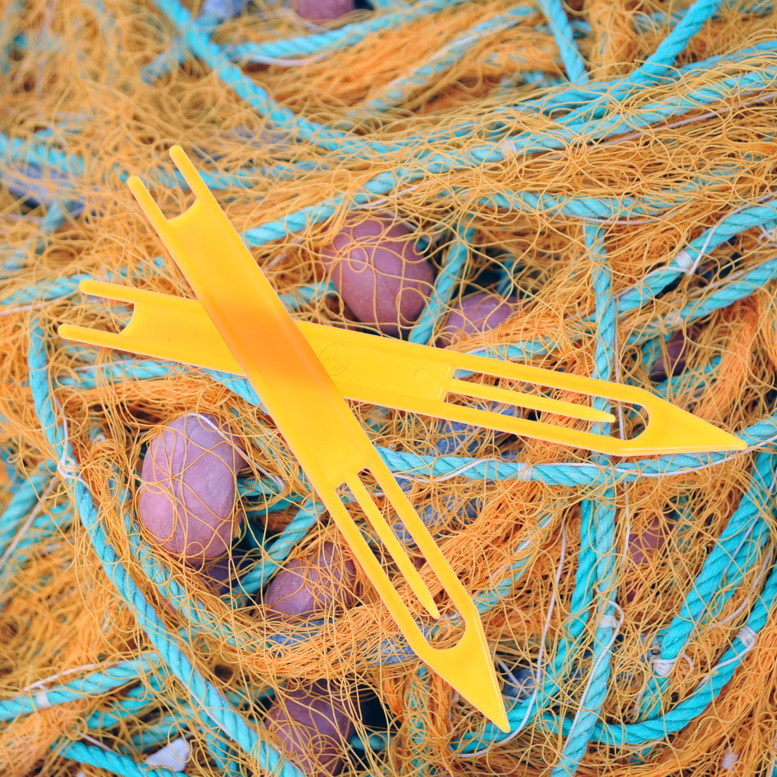 

30Pcs Knitting Shuttles Tool Professional Fish Net Repair Needle Sturdy Plastic Netting Needle 1.3x16cm Random Color