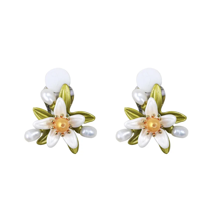

Luxury Cute Sweet Fresh Green Leaf Freshwater Pearl White Flower Small Blossom Ear Clip Bohemia Style Romantic Jewelry for Women